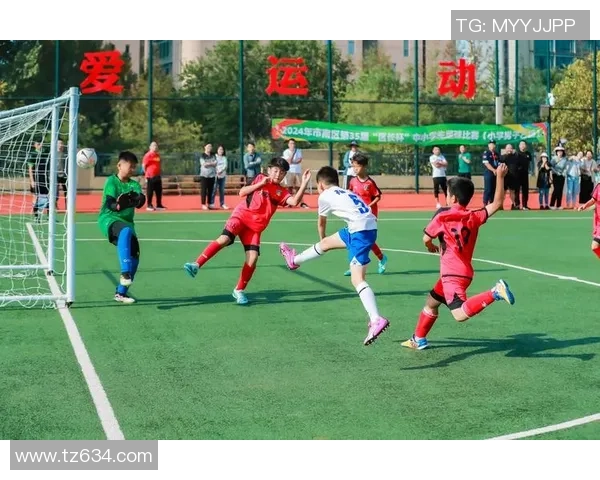 阳光帅气的足球明星男孩展现青春活力与运动激情的完美形象